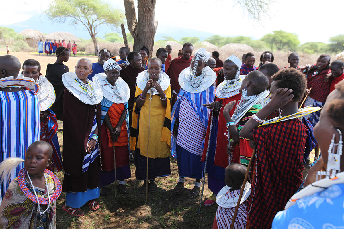 Where can I meet the Maasai? 3 Maasai preparing to dance