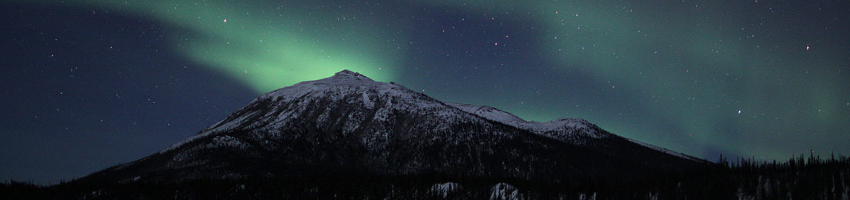 Extraordinary Northern Lights Experiences in Alaska 4 moutain with northern lights in Alaska