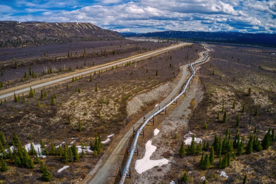 How to Vacation in Alaska: Best Travel Styles 4 Alaskan pipeling